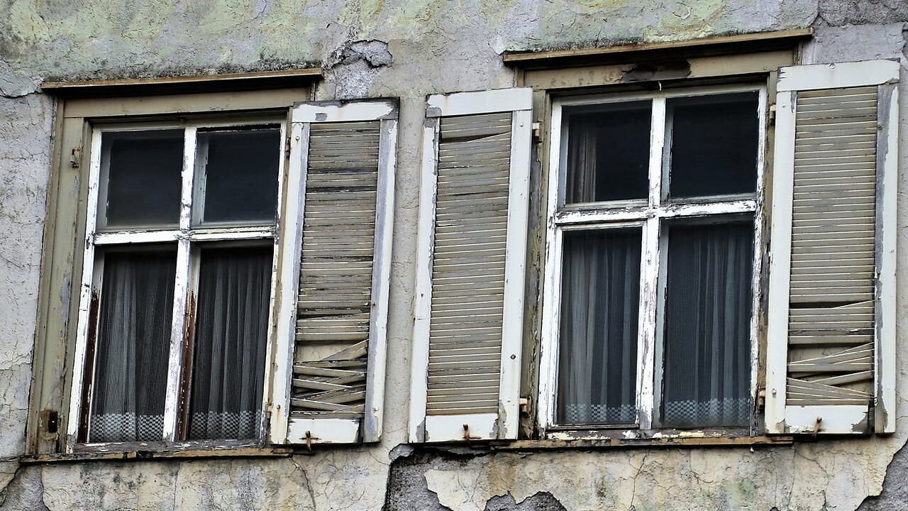 Alte Fenster sind oft undicht, hier sollte man die Dichtungen austauschen