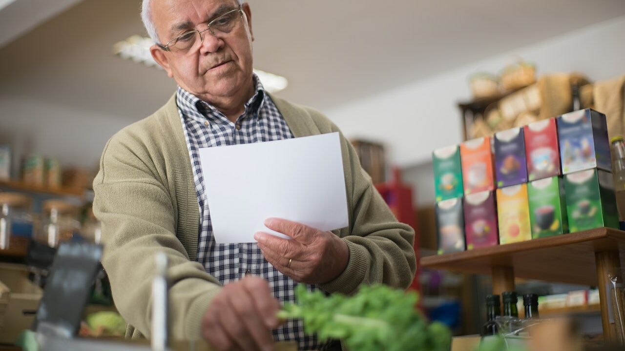 Ältere Personen mit einer kleinen Pension sind oftmals auf Sozialmärkte angewiesen.